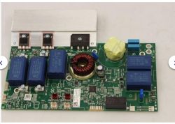 Moduł elektroniczny z różnymi komponentami zamontowanymi na płytce.