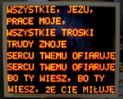 Tablica LED z tekstem pieśni w języku polskim.