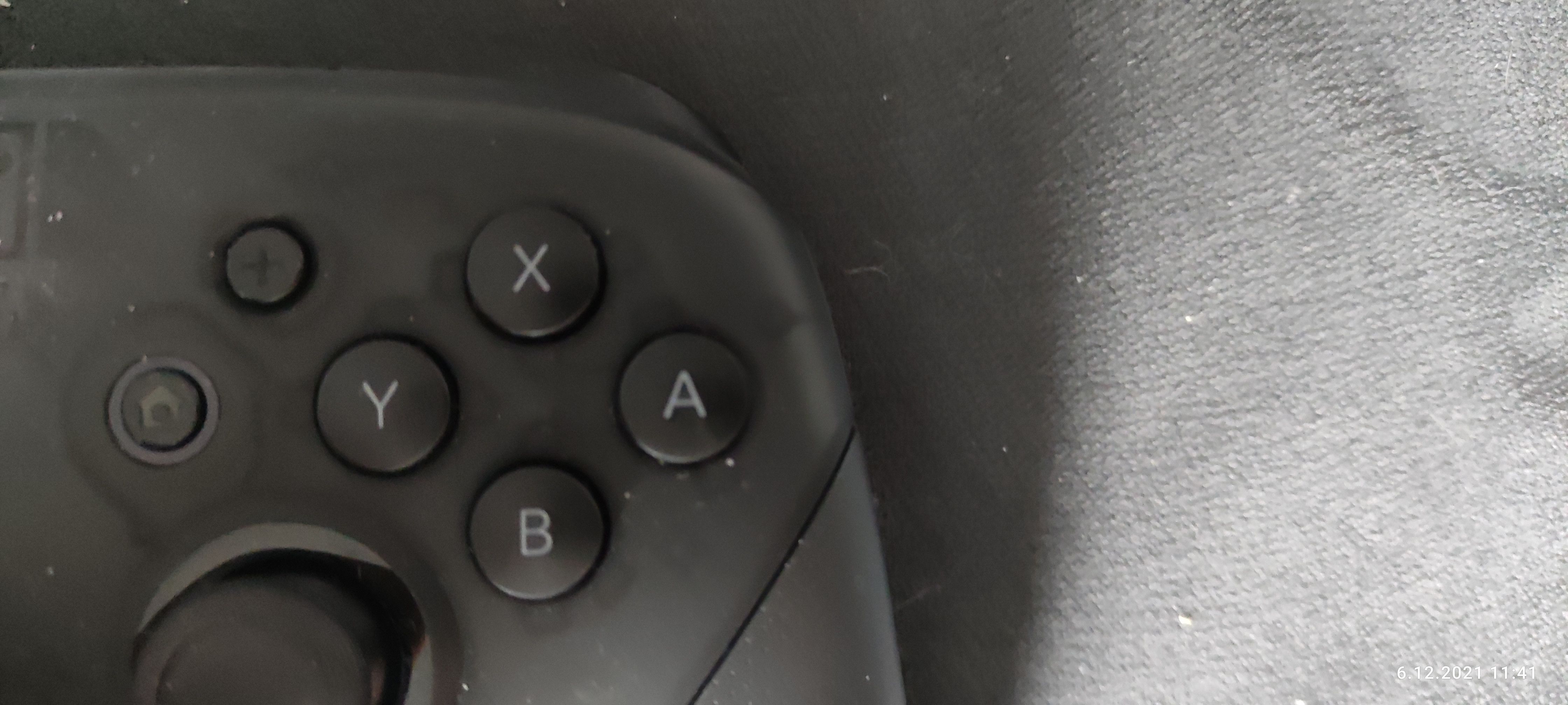 Nintendo switch pro pad Brak fabrycznego podświetlenia.