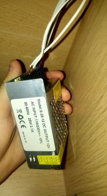 Brzęczenie transformatora MEAN WELL S-25-12 przy użyciu ściemniacza LED