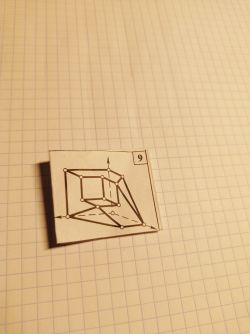Mały rysunek bryły geometrycznej na kartce w kratkę, oznaczony numerem 9.