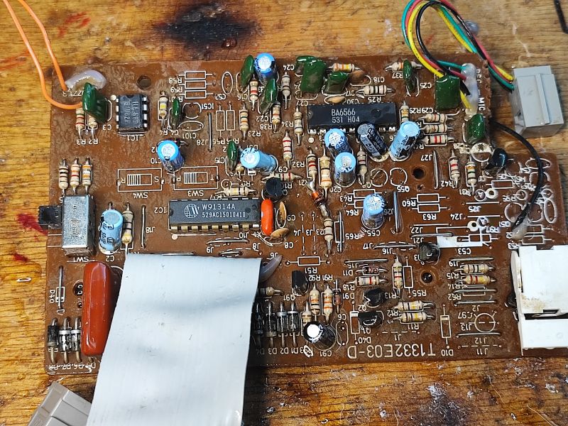 Płytka PCB z elementami zdemontowanego telefonu stacjonarnego Proton T1332.