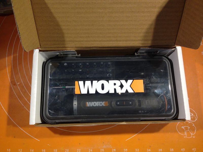 Zestaw wkrętaków elektrycznych WORX w kartonowym opakowaniu.