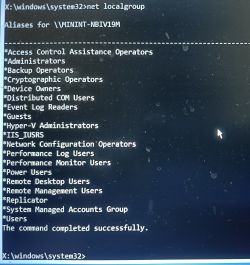 Ekran z wynikami polecenia net localgroup w systemie Windows.