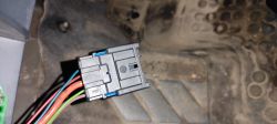 Zbliżenie na złącze elektryczne w samochodzie z kolorowymi przewodami