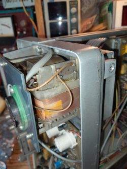Transformator sieciowy wewnątrz oscyloskopu PM 3233 z widocznymi uzwojeniami