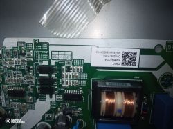 Fragment płytki elektronicznej z różnymi komponentami i oznaczeniami.