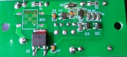 Zbliżenie płytki PCB z podzespołami DB107S i 4N65.