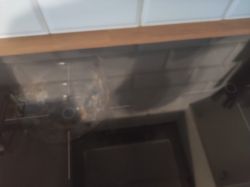 Uszkodzona płyta indukcyjna z przypalonym śladem na szklanej powierzchni.