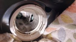 Wnętrze pralki z widocznym mechanizmem spustu wody i dwoma wiatrakami.