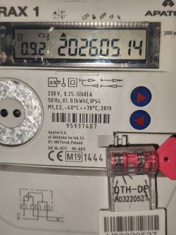 Wyświetlacz licznika energii Apator Norax 1 z datą 2026-05-14 i kodem LT 0.92