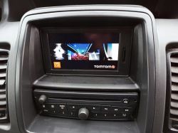 Zbliżenie na oryginalne radio i nawigację TomTom w Renault Trafic 2014.