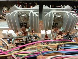 Wzmacniacz Unitra TRAWIATA 301S z modyfikacjami Wzmacniacz Unitra TRAWIATA 301S z tranzystorami 2N3055 na radiatorach.