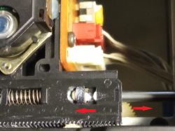 Zbliżenie na mechanizm zębatek w odtwarzaczu CD marki SONY z widocznym przesunięciem zębatek.