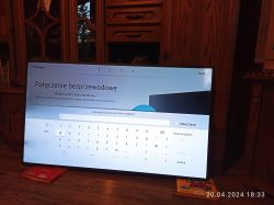 Telewizor Samsung pokazujący ekran łączenia z siecią, z problemem podświetlenia po lewej stronie.