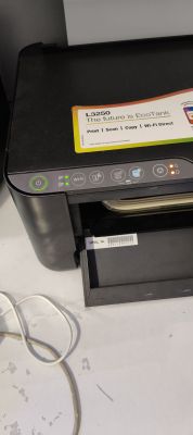 Panel kontrolny drukarki Epson L3250 z migającymi diodami wskazującymi problem.