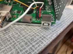 Złącze karty SD i USB na zielonej płycie głównej oscyloskopu Siglent SDS1052DL+ w otwartym urządzeniu.