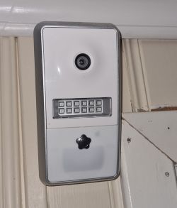 Dziwne urządzenie na ścianie w wynajętym mieszkaniu w Norwegii - identyfikacja