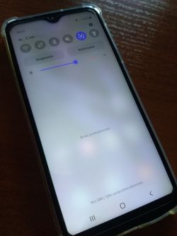 Samsung A20E - Kreska na wyświetlaczu widoczna na niektórych kolorach