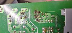 Zbliżenie uszkodzonego obszaru płytki PCB z widocznymi śladami kalafonii i brakującym elementem D301