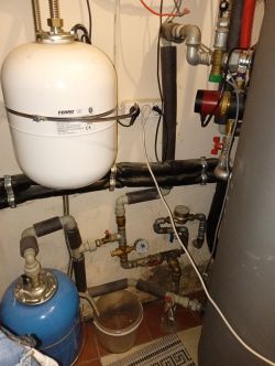 Widok na instalację z zaworem mieszającym Honeywell w prawym górnym rogu.