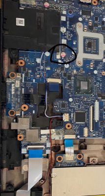 Lenovo G580 - wiatrak działa 1-2 sekundy, gaśnie - odpadła część z płyty głównej