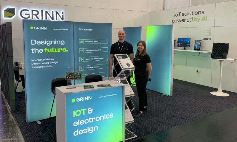 Stoisko GRINN na targach Embedded World 2024 z dwoma osobami obsługującymi.