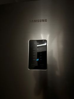 Panel lodówki Samsung z migającym symbolem wtyczki z supełkiem.