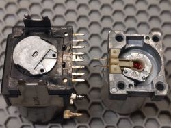 Dwa moduły potencjometru ALPS z elementami elektrycznymi w środku