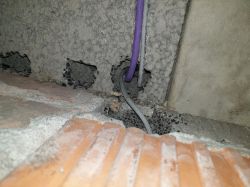 Przejście kablami przez strop - czy konieczny jest peszel?