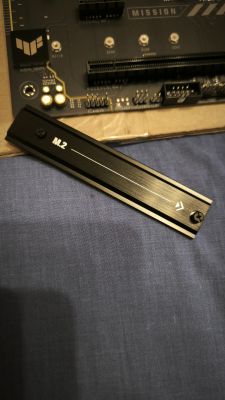 Radiator M.2 z płytką termoprzewodzącą obok płyty głównej ASUS TUF