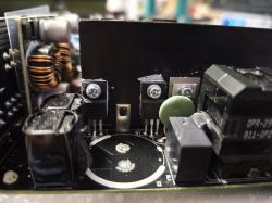 Widok tranzystorów mocy SVF13N50F przymocowanych do radiatora w zasilaczu DeepCool PN750M