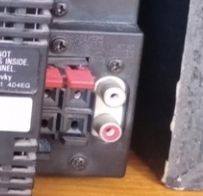 Zbliżenie na tylni panel wieży Technics CH404, ukazujące wyjścia głośnikowe oraz złącza RCA.