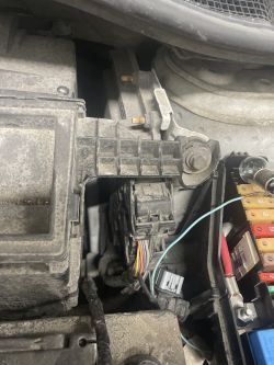 Widok wnętrza komory silnika z elementami przy filtrze powietrza