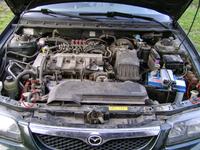 Mazda 626 - Lokalizacja zbiorniczka wyrównawczego i zamykanie klapy tankowania