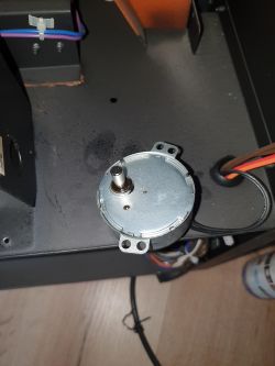 Silniczek wolnoobrotowy umieszczony wewnątrz kominka elektrycznego.