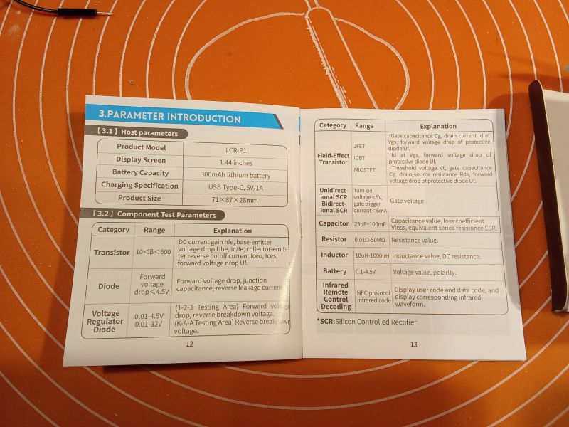 Instrukcja testera LCR-P1 otwarta na stronach z parametrami pomiarowymi