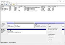 Zrzut ekranu z zarządzania dyskami w systemie Windows z widocznymi partycjami i miejscem nieprzydzielonym.