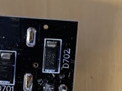 Zbliżenie PCB z elementem SMD opisanym „P008A 2348” przy oznaczeniu D702