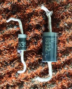 Dwie diody na tle brązowego materiału; lewa oznaczona jako H 6635K.