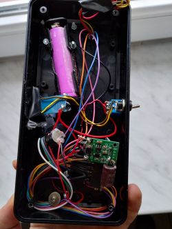 Fernbedienung mit Nahaufnahme der elektronischen Komponenten Innenraum einer Fernbedienung mit elektronischen Komponenten und verbundenen Kabeln.