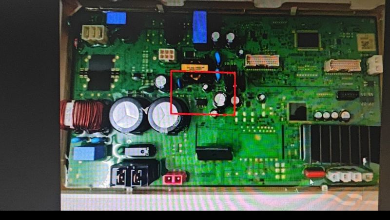 Płyta główna suszarki Samsung z zaznaczonym na czerwono fragmentem obwodu