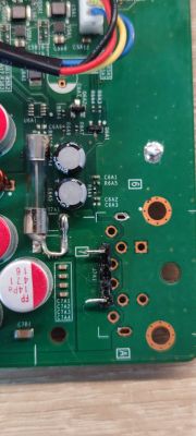 Fragment płytki drukowanej z komponentami elektronicznymi.