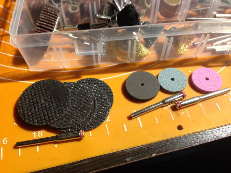 Elementy zestawu szlifierskiego na stole