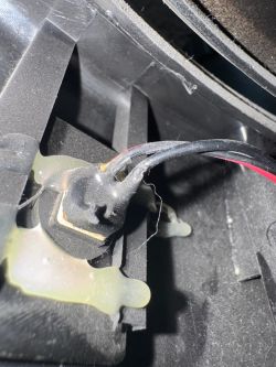 Nahaufnahme einer Kabelverbindung mit schwarzer Isolierung und Heißkleber