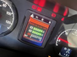 Wyświetlacz deski rozdzielczej Scania R450 z komunikatem o niskim ciśnieniu w układzie hamulcowym.