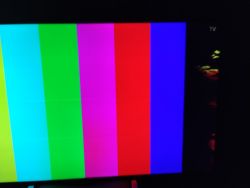 Kolorowe pasy na ekranie telewizora.