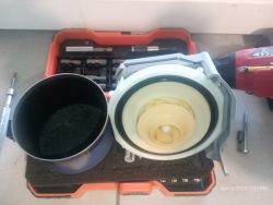 Zbliżenie na plastikowy wirnik pompy myjącej obok zestawu narzędziowego
