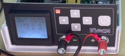 Widok panelu sterującego urządzenia elektronicznego z wyświetlaczem pokazującym parametry pracy.
