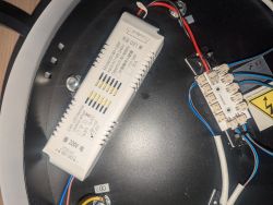 Widok wnętrza plafonu LED z kontrolerem model XX-90-130F.